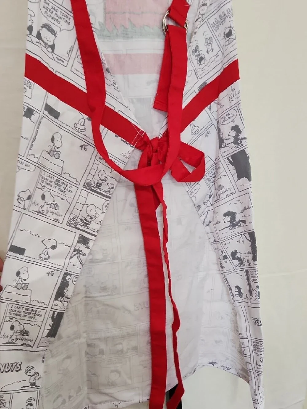 New Peanuts Comic Strip Apron with Snoooy Red house and Green Grass Accents